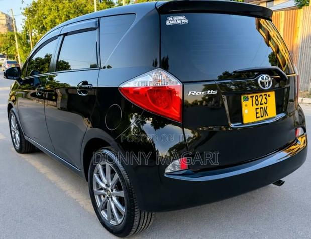 Toyota Ractis 2012 Black
