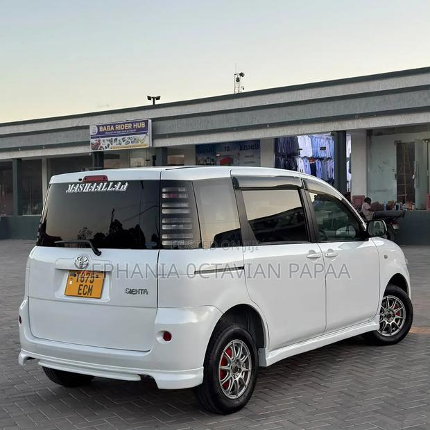 Toyota Sienta 2004 White