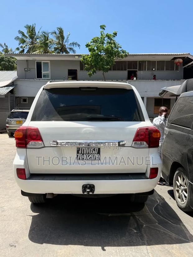 Toyota Land Cruiser 2012 White