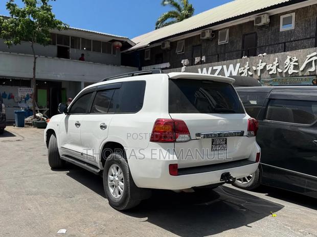 Toyota Land Cruiser 2012 White