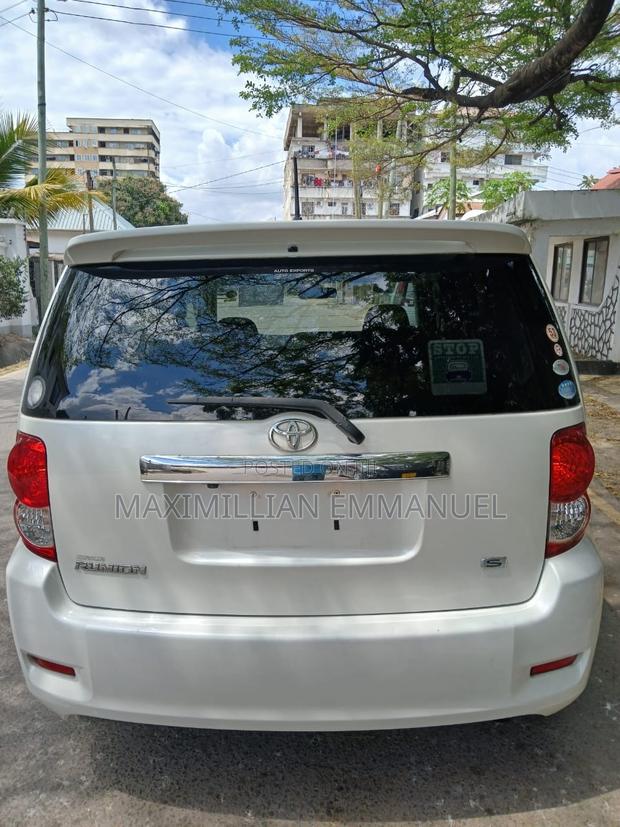 Toyota Corolla Rumion 2009 White