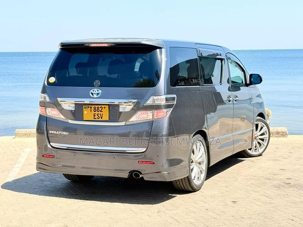 Toyota Vellfire 2010 Silver