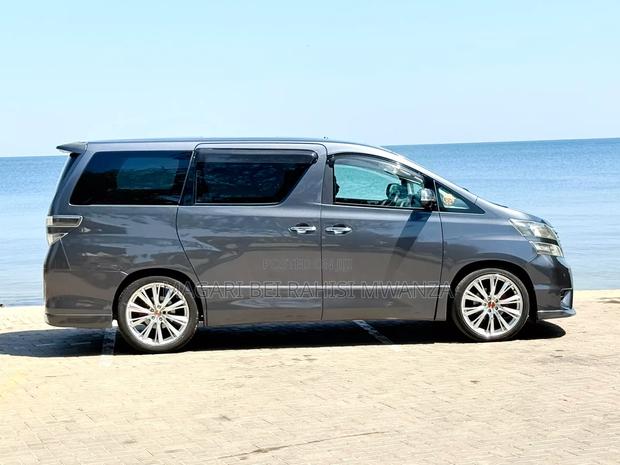 Toyota Vellfire 2010 Silver