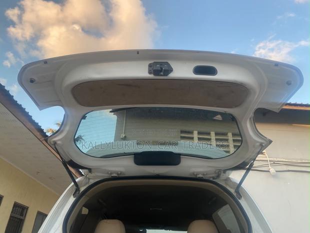 Toyota Porte 2005 White