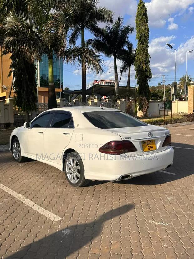 Toyota Crown 2009 White