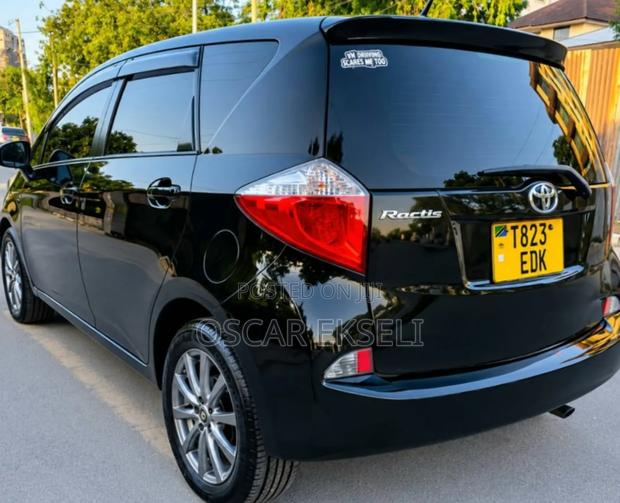 Toyota Ractis 2012 Black