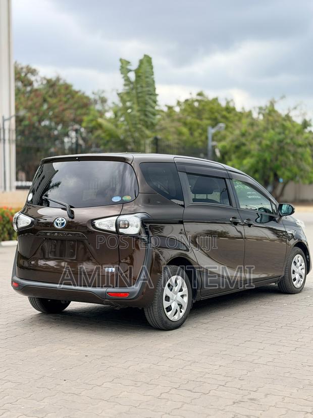 Toyota Sienta 1.5 AWD 2016 Black