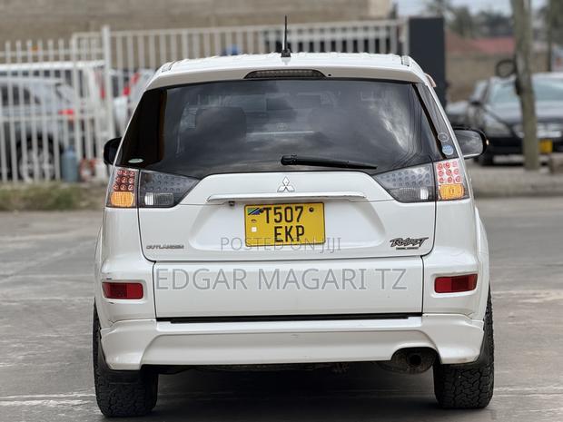 Mitsubishi Outlander 2011 White