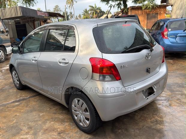 Toyota Vitz 2007 Silver