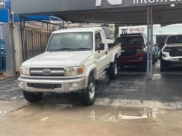 Toyota Land Cruiser 2016 White