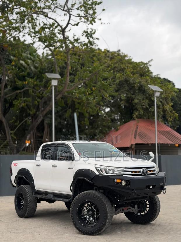 Toyota Hilux 2021 White