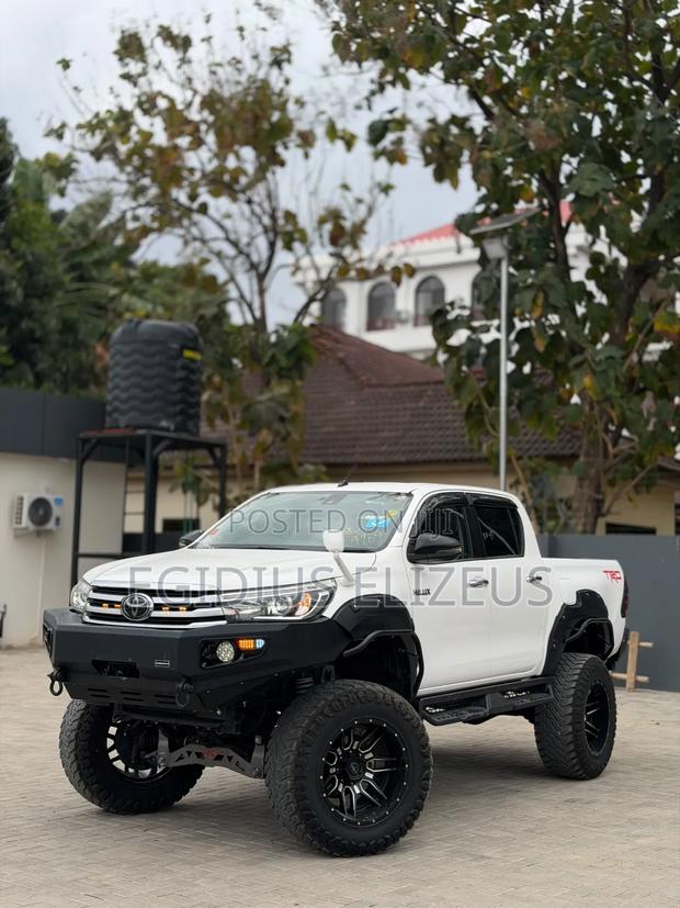Toyota Hilux 2021 White