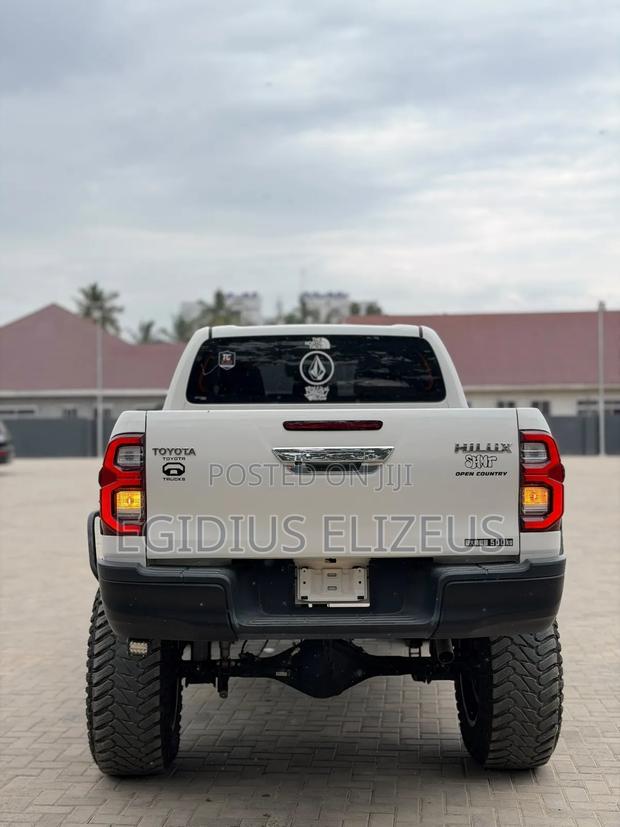 Toyota Hilux 2021 White