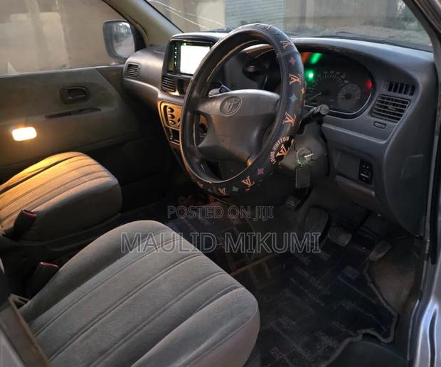 Toyota Noah 2001 Silver