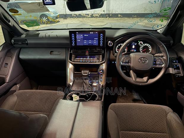 Toyota Land Cruiser LC300 2024 Black
