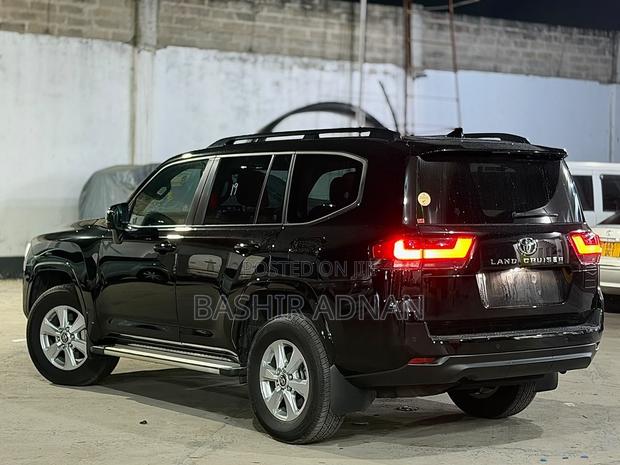 Toyota Land Cruiser LC300 2024 Black