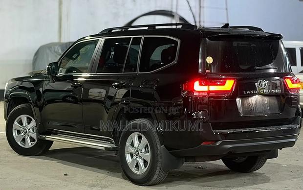 Toyota Land Cruiser 2024 Black