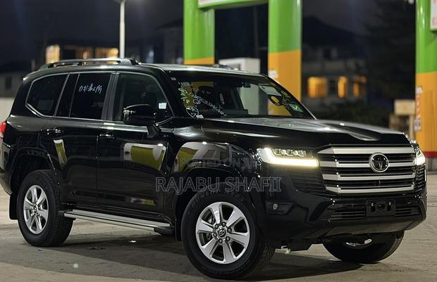 Toyota Land Cruiser LC300 2024 Black