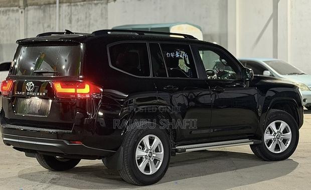 Toyota Land Cruiser LC300 2024 Black