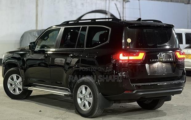 Toyota Land Cruiser LC300 2024 Black