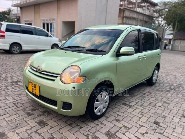 Toyota Sienta 2006 Green
