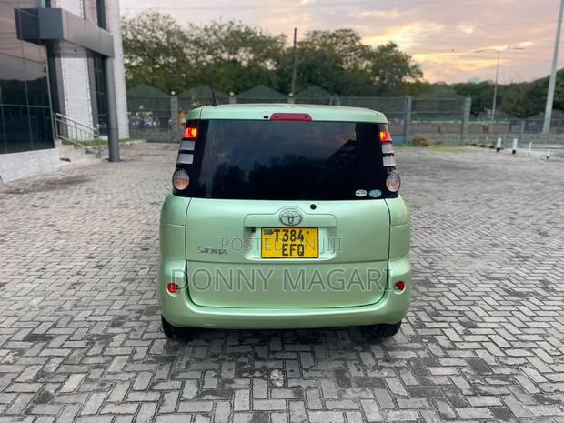 Toyota Sienta 2006 Green