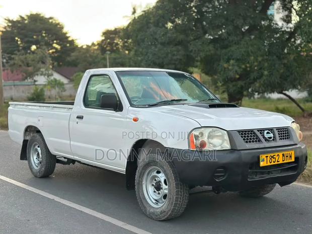 Nissan Hardbody 2016 White
