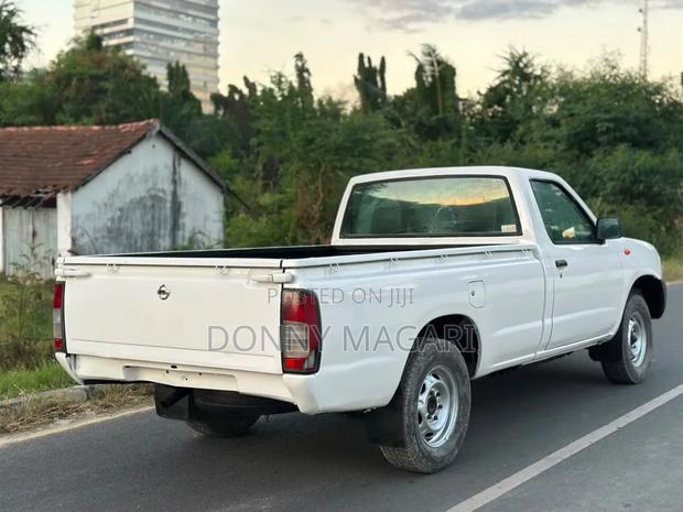 Nissan Hardbody 2016 White