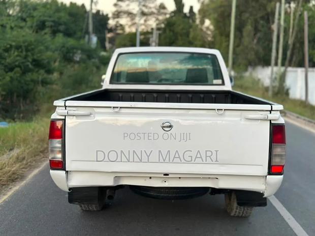 Nissan Hardbody 2016 White