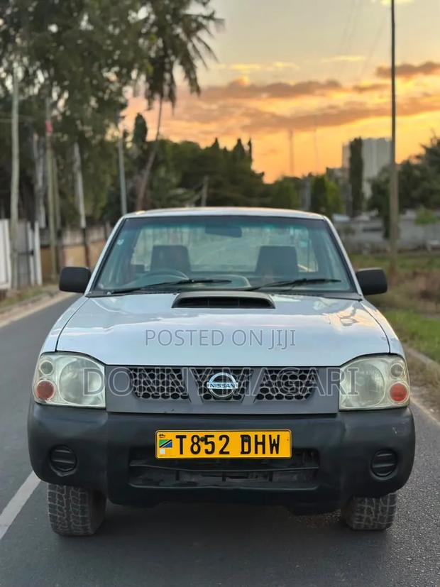 Nissan Hardbody 2016 White