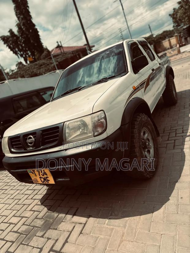 Nissan Hardbody 2015 White