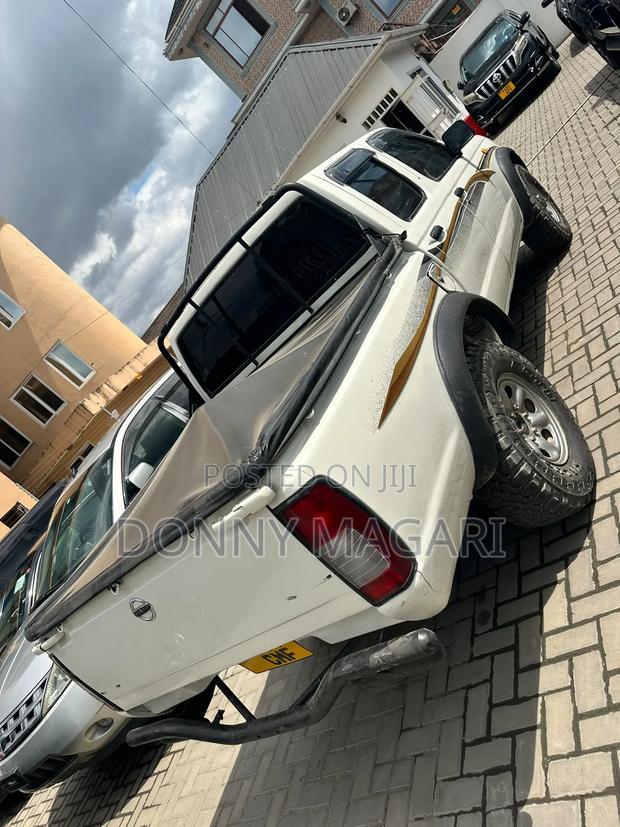 Nissan Hardbody 2015 White