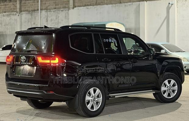 Toyota Land Cruiser 2024 Black