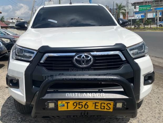Toyota Hilux 2024 White