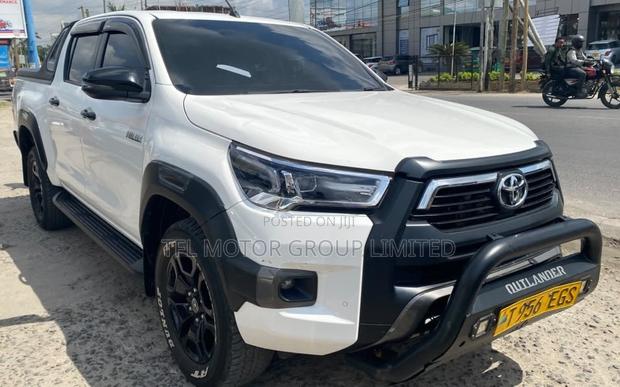 Toyota Hilux 2024 White