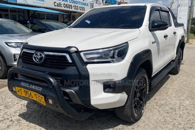 Toyota Hilux 2024 White