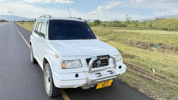 Suzuki Escudo 2001 White