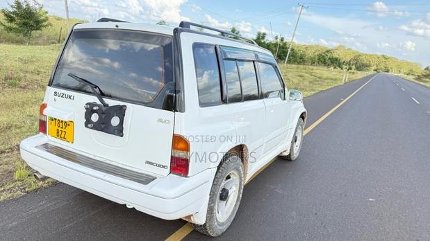 Suzuki Escudo 2001 White
