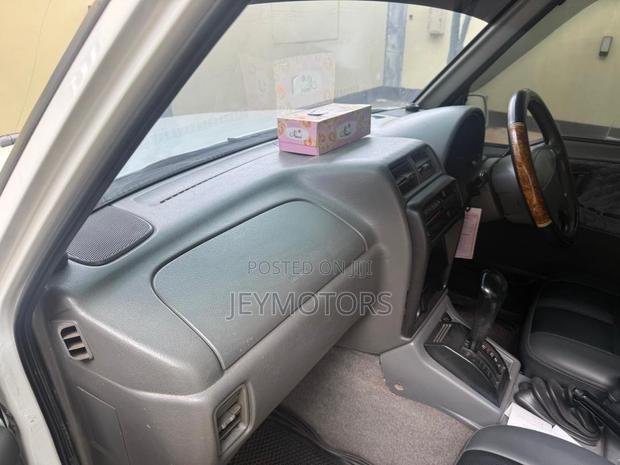 Suzuki Escudo 2001 White