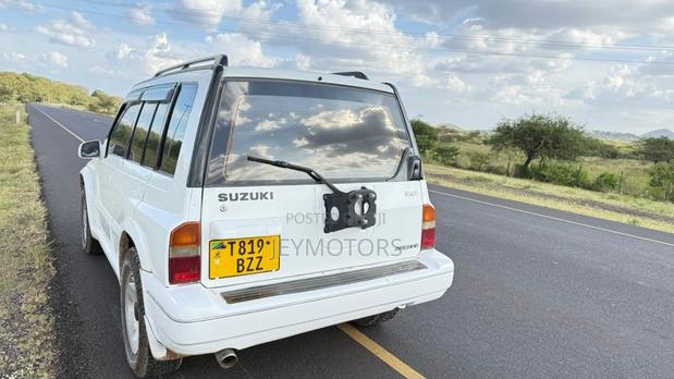 Suzuki Escudo 2001 White
