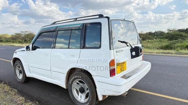 Suzuki Escudo 2001 White