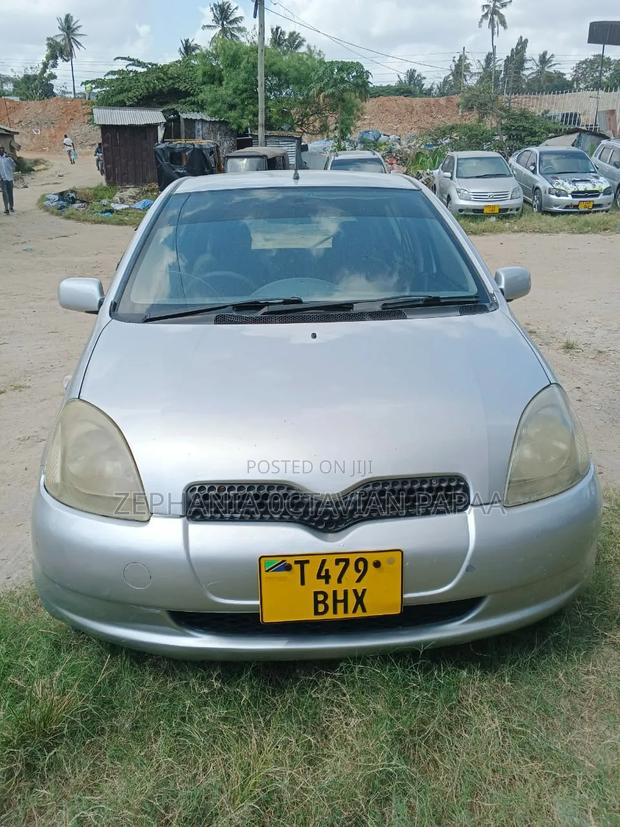 Toyota Vitz 2002 Silver