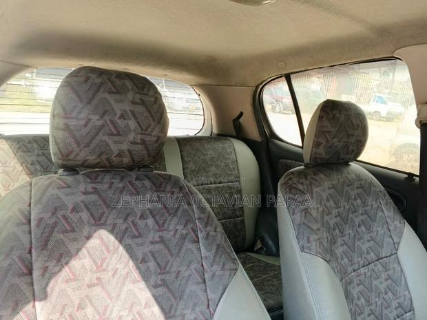 Toyota Vitz 2002 Silver