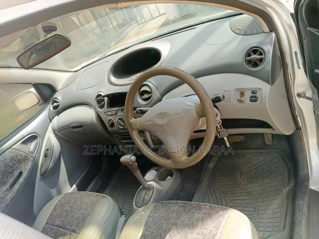 Toyota Vitz 2002 Silver