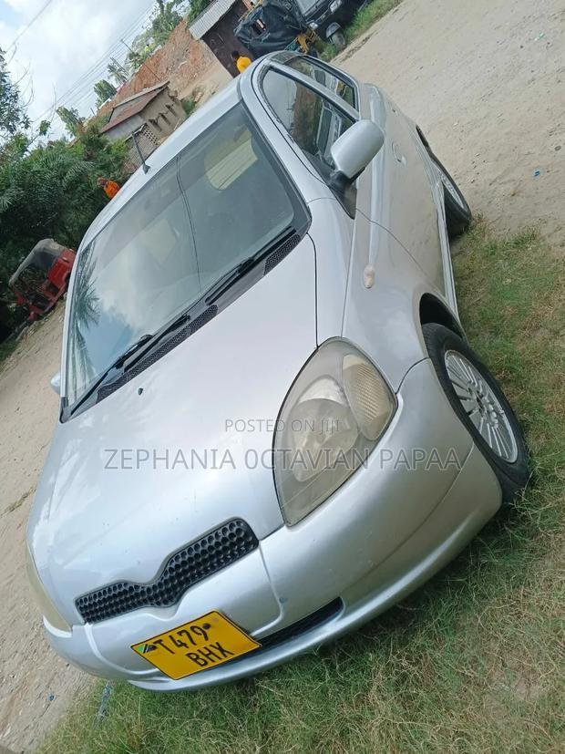 Toyota Vitz 2002 Silver