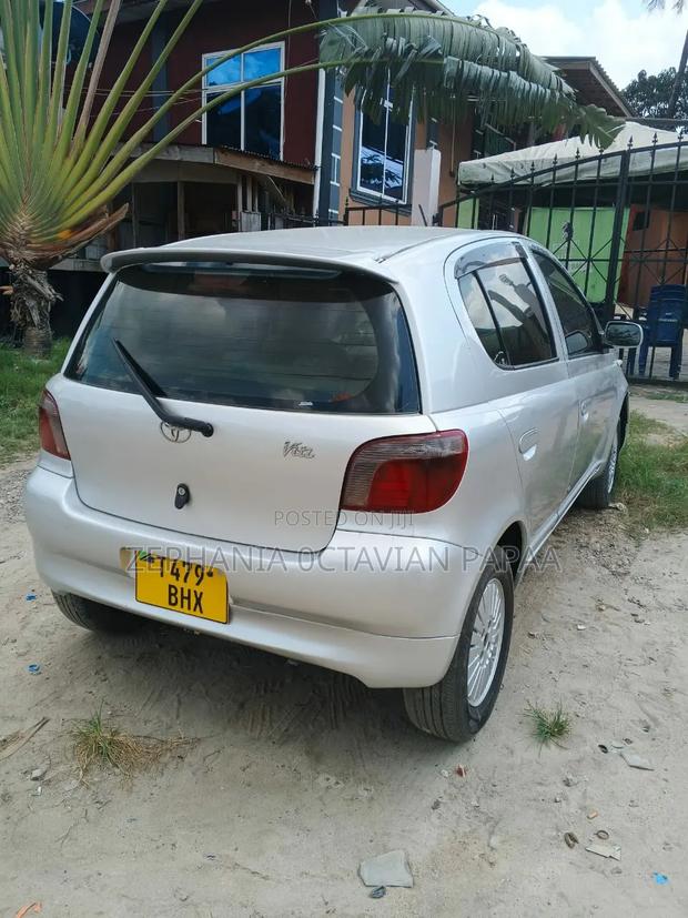 Toyota Vitz 2002 Silver
