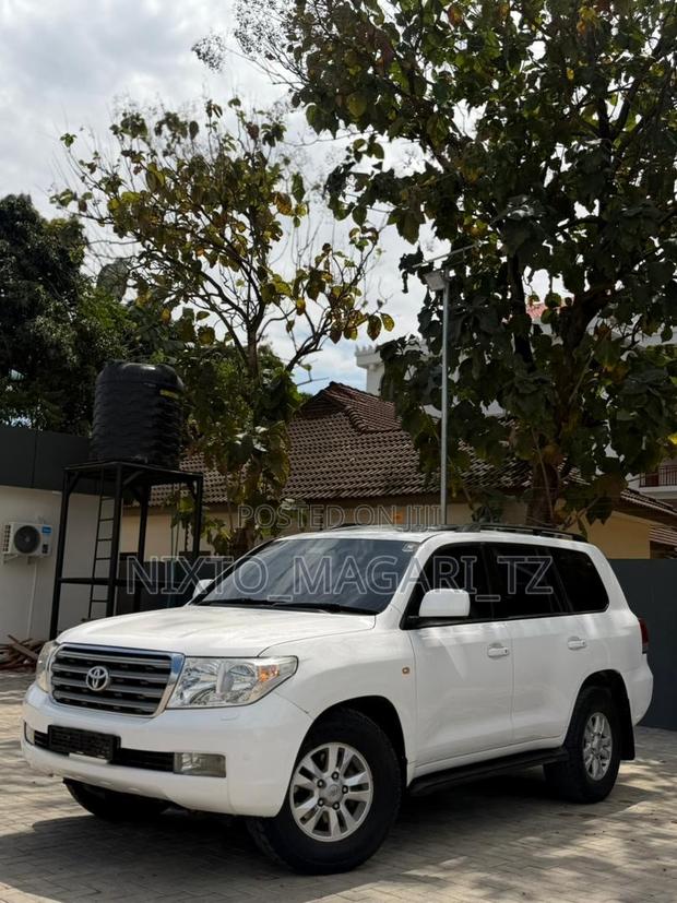 Toyota Land Cruiser 2011 White