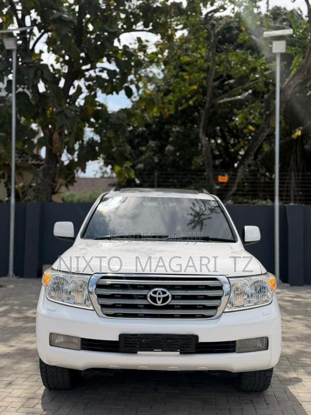 Toyota Land Cruiser 2011 White