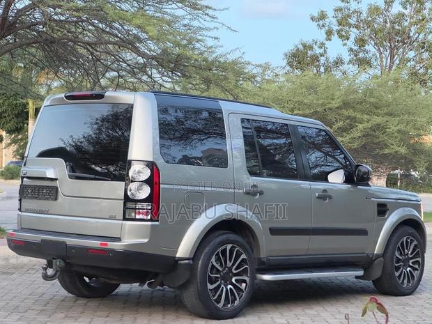 Land Rover Discovery HSE 4x4 2017 Gray