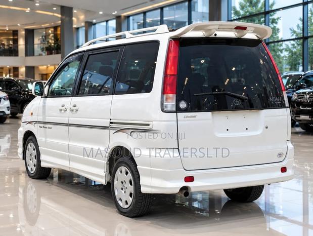 Toyota Noah 2.0 AWD (8 Seater) 2001 Red